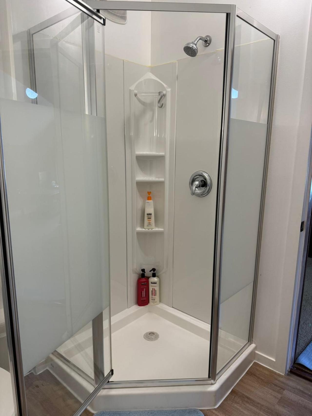 Jason House - Immaculate Suites In A Quiet Seaside Neighbourhood Near Uvic Victoria Luaran gambar